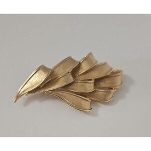 Gorgeous Goldtone signed Ribbon brooch #0110